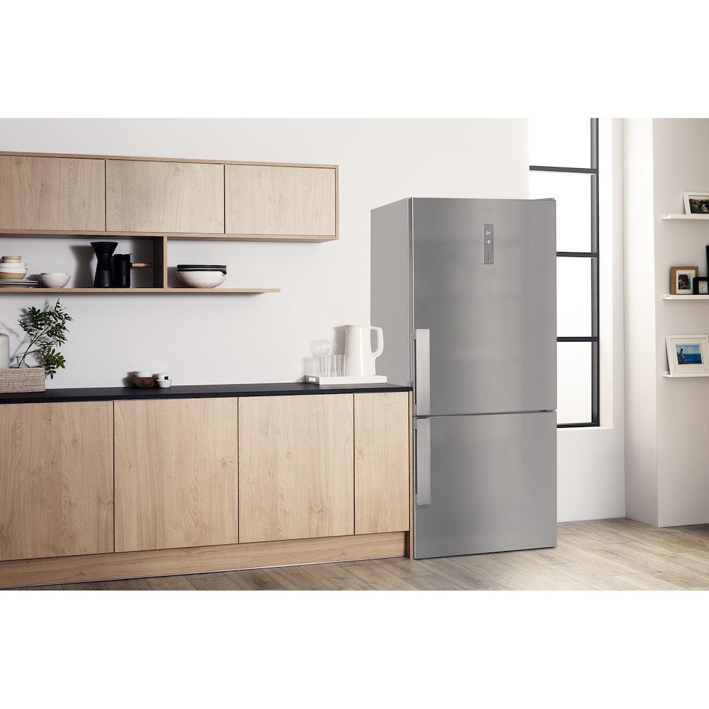Hotpoint freestanding fridge freezer: frost free