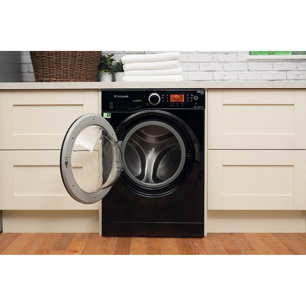 Hotpoint freestanding front loading washing machine: 9kg