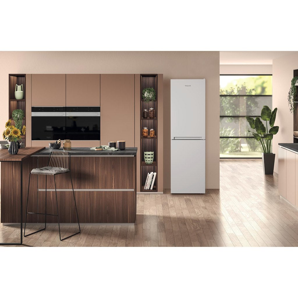 Hotpoint freestanding fridge freezer: frost free
