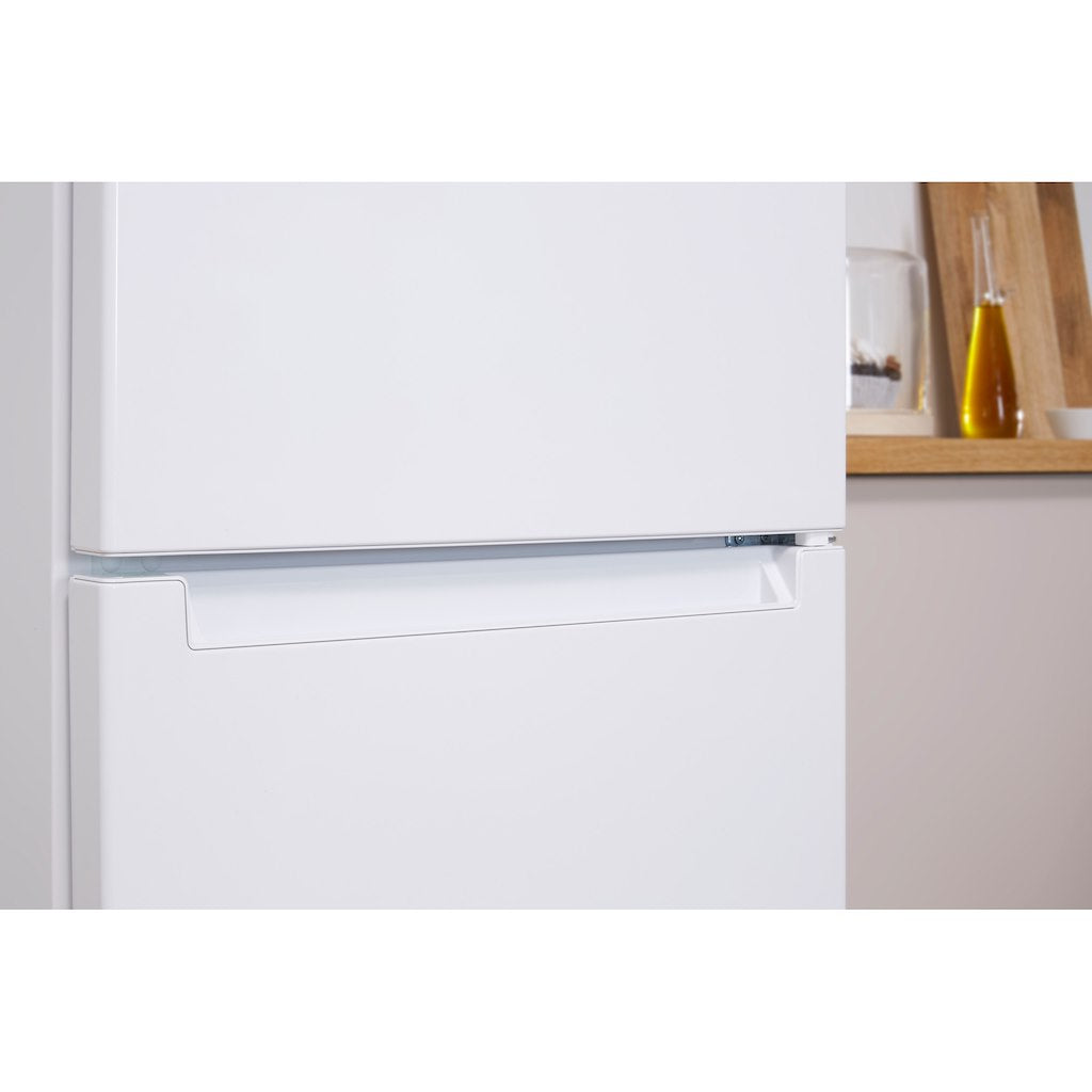 Freestanding fridge freezer: frost free