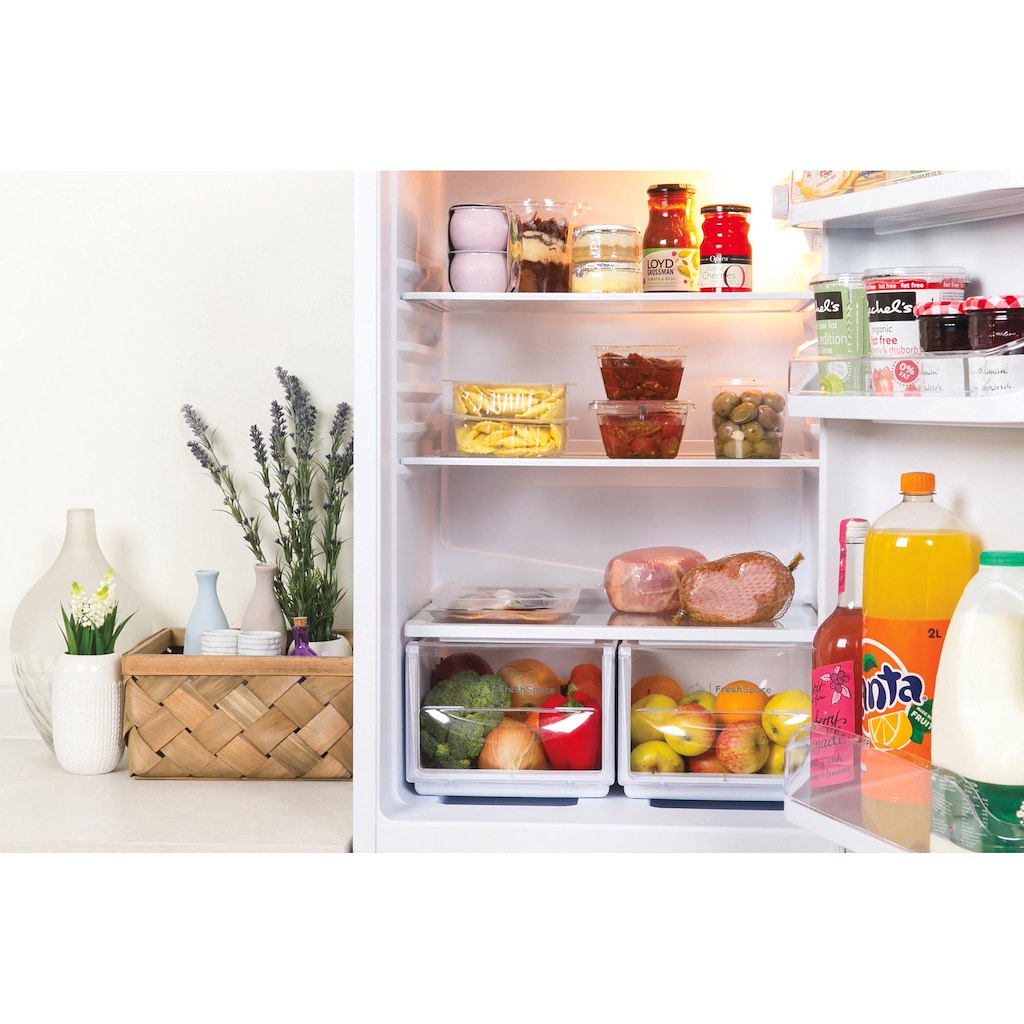 Freestanding fridge freezer