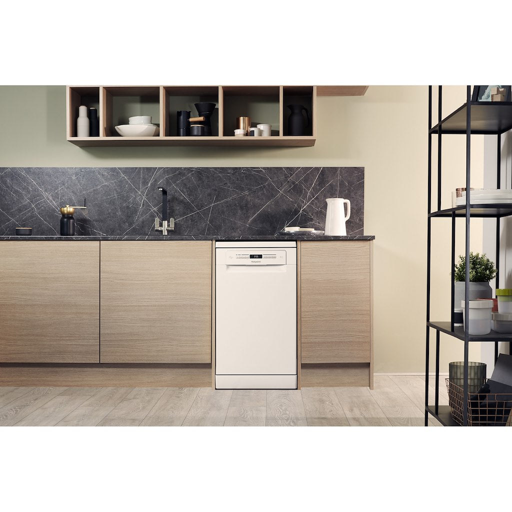 Hotpoint dishwasher: slim, white