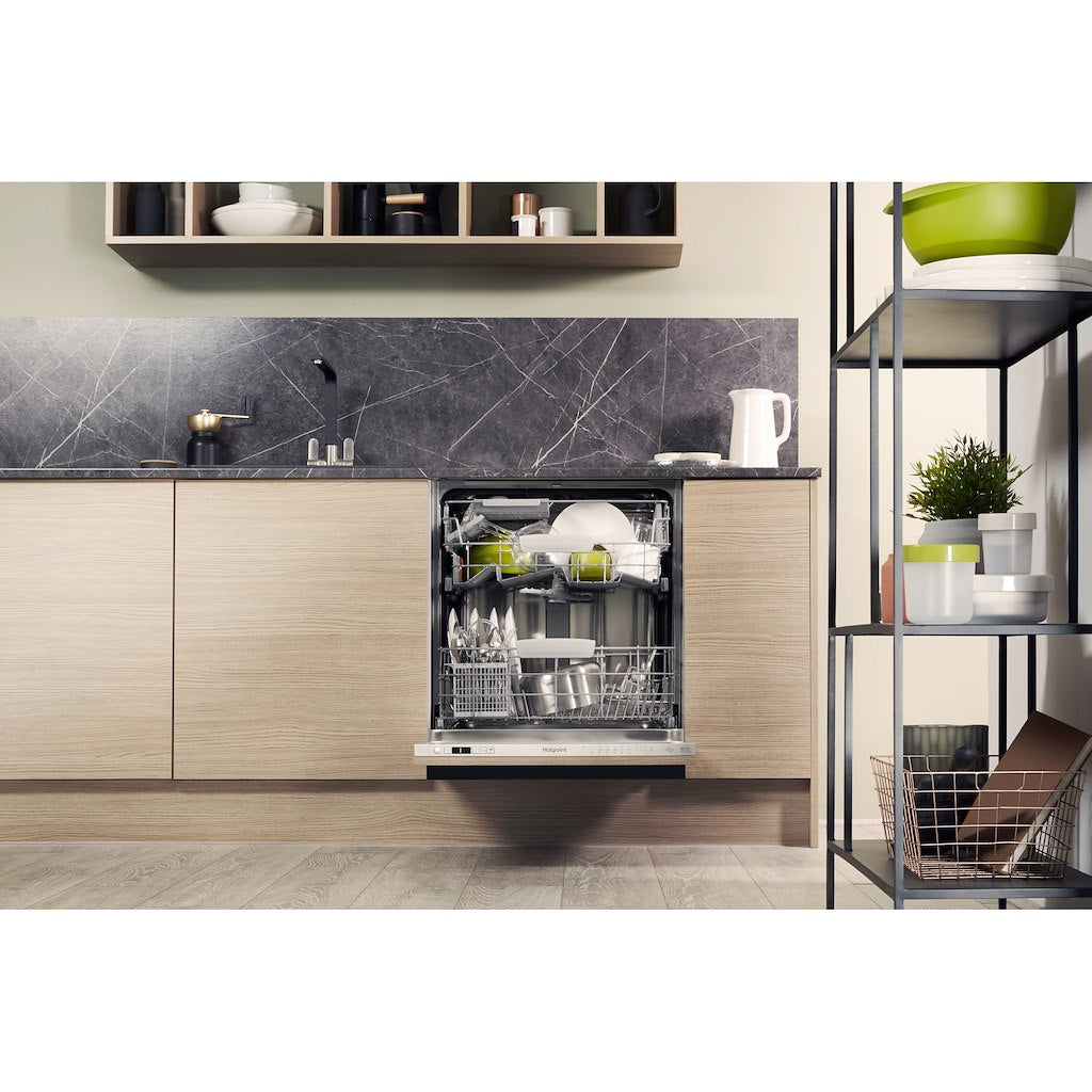 Hotpoint integrated dishwasher: full size, silver