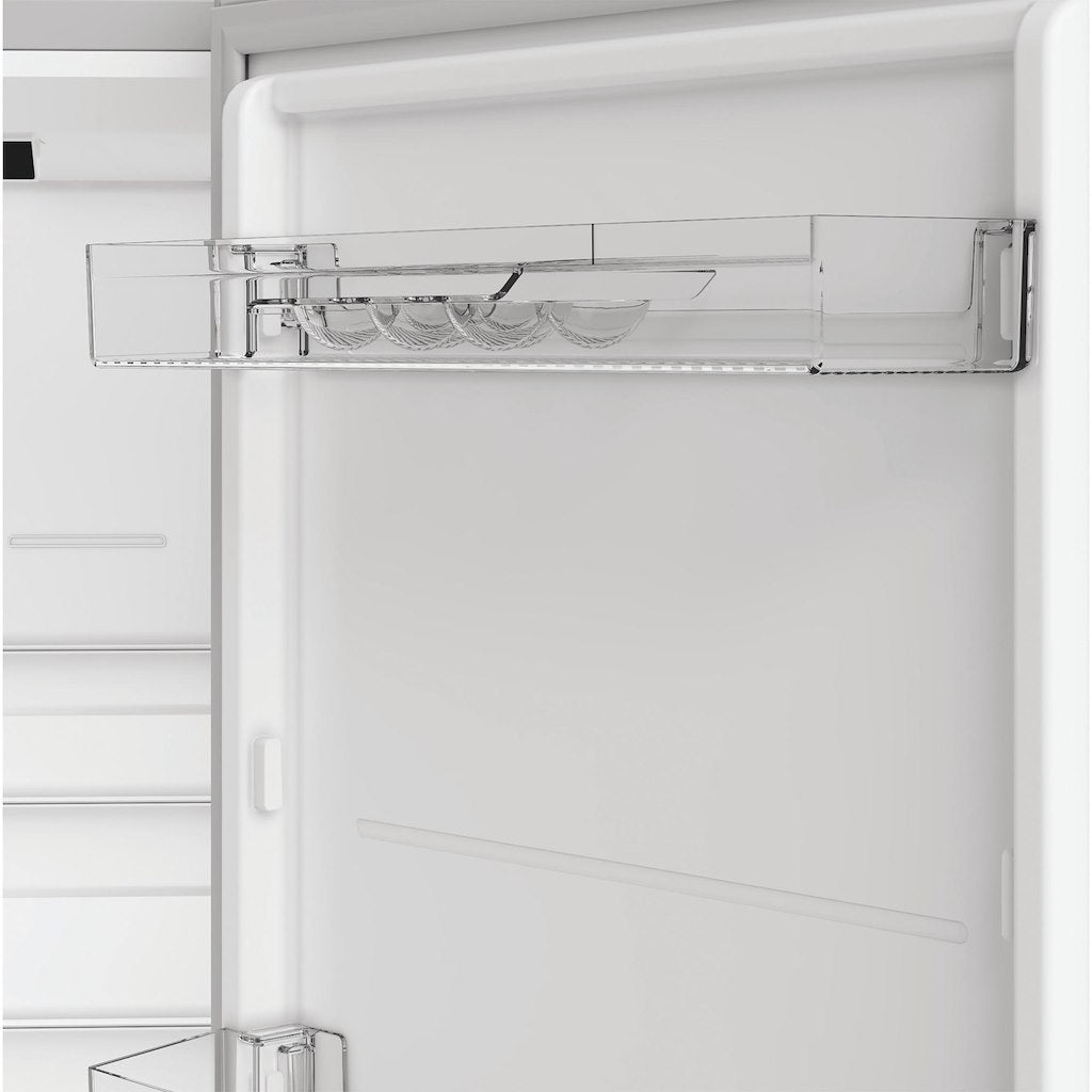 Freestanding fridge freezer: frost free - INK 25361 S4UK