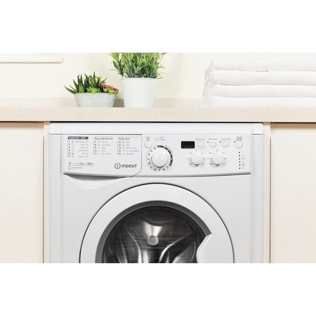 Freestanding front loading washing machine: 6kg