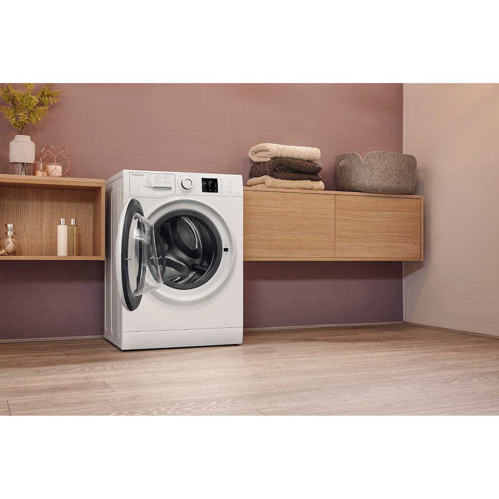 Hotpoint freestanding front loading washing machine: 9kg