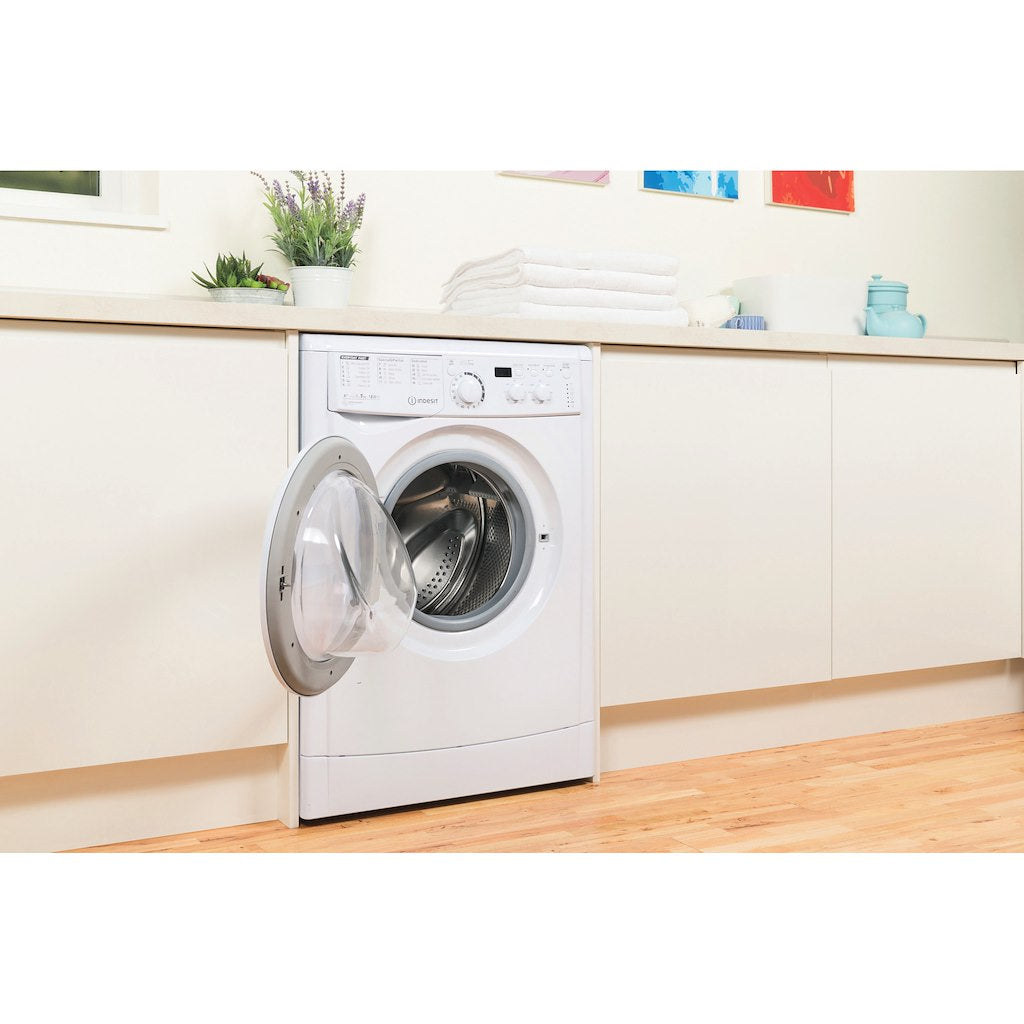 Freestanding front loading washing machine: 6kg