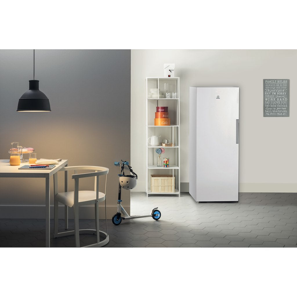 Freestanding upright freezer: white colour