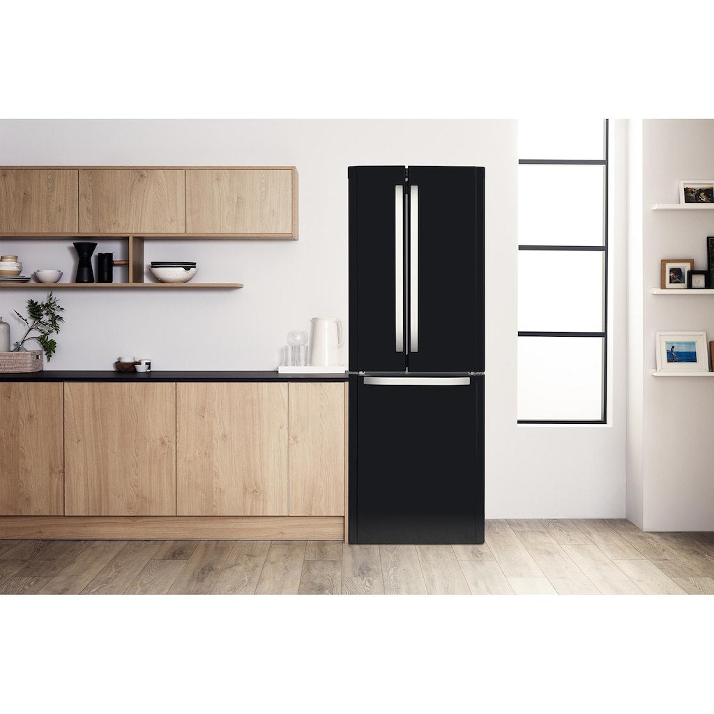 Hotpoint freestanding fridge freezer: frost free
