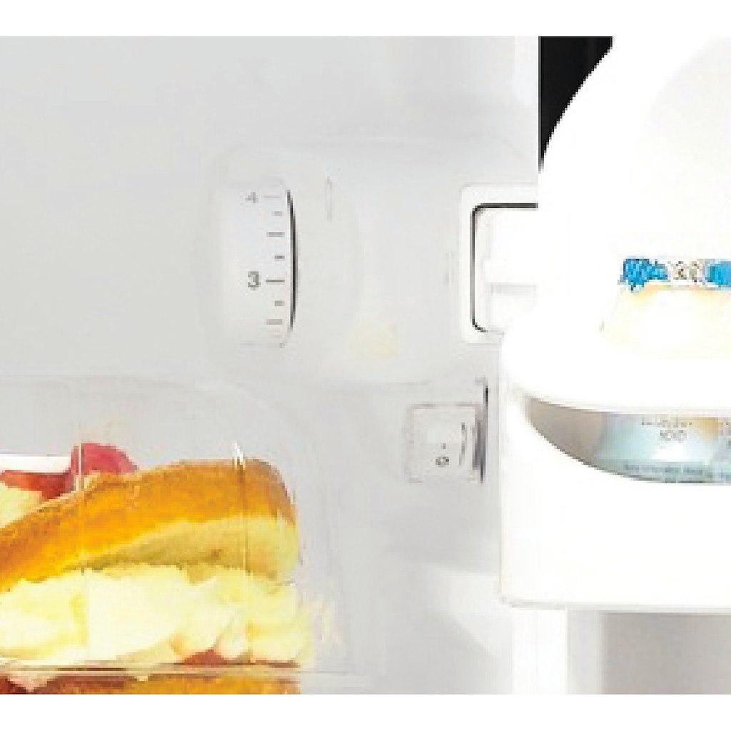 Freestanding fridge freezer