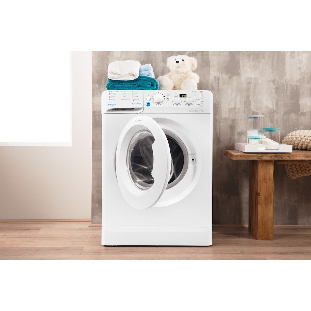 Freestanding front loading washing machine: 7kg