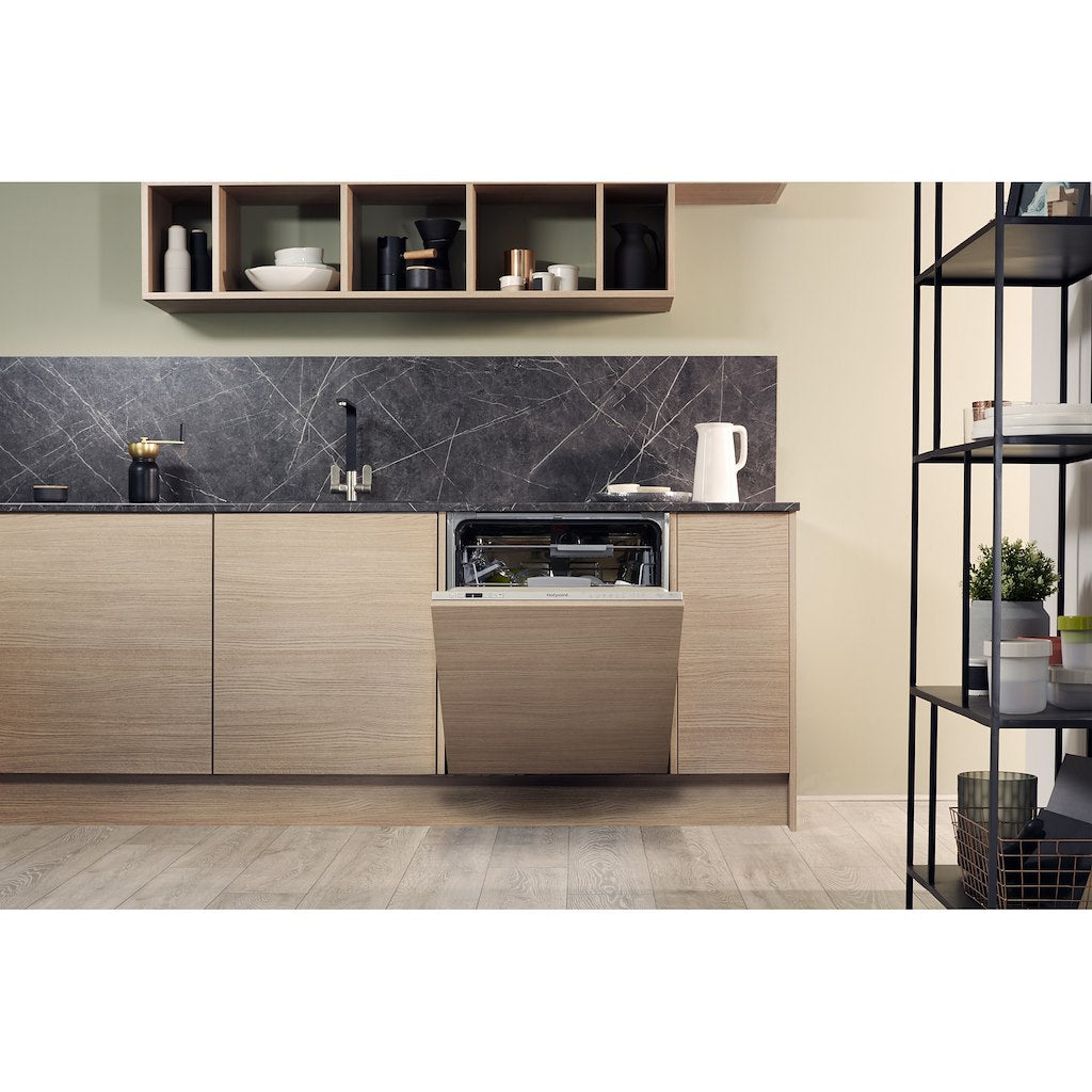 Hotpoint integrated dishwasher: full size, silver