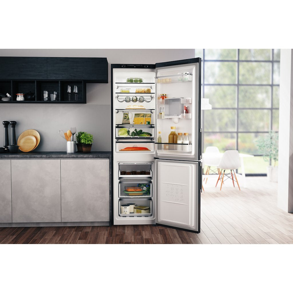 Hotpoint freestanding fridge freezer: frost free