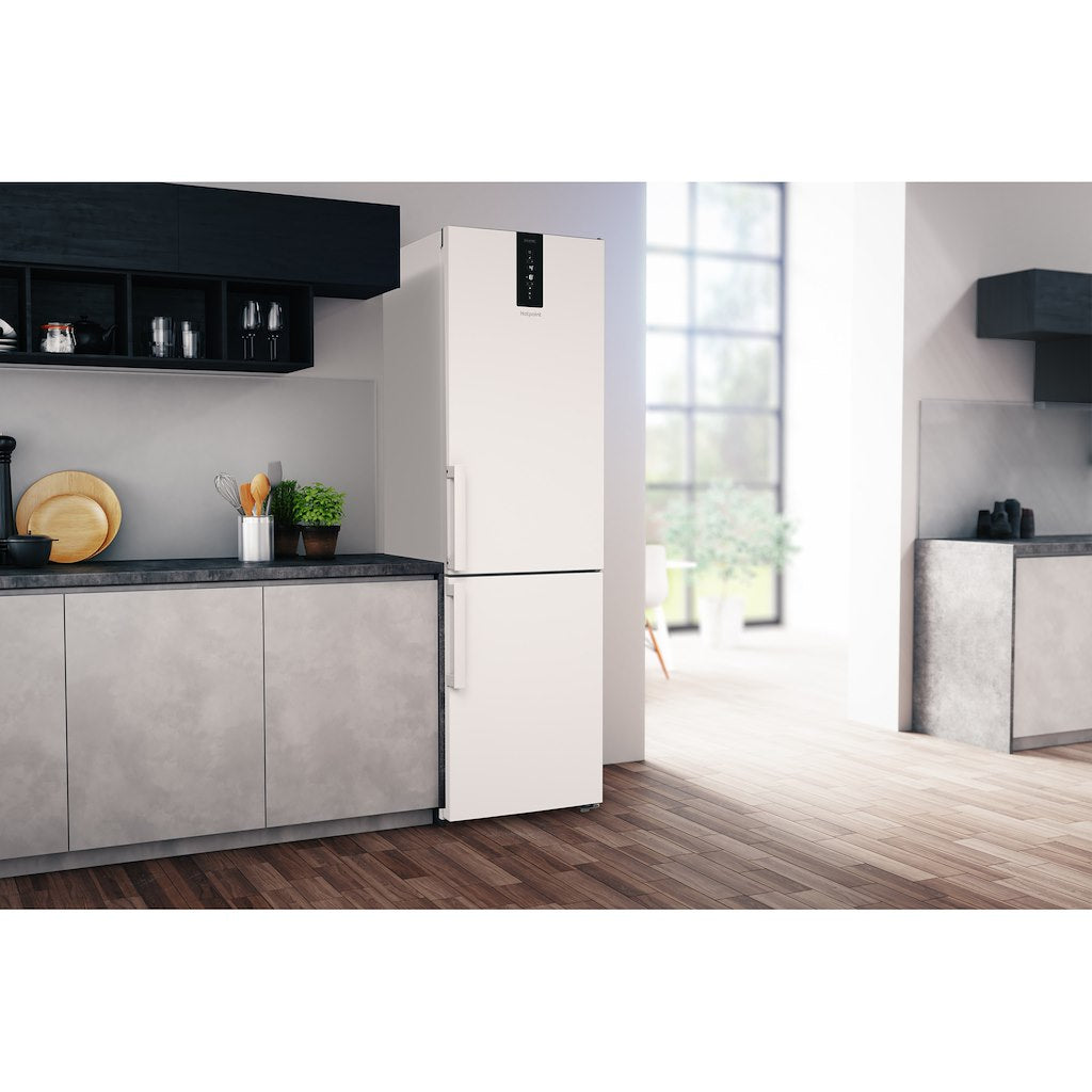 Hotpoint freestanding fridge freezer: frost free