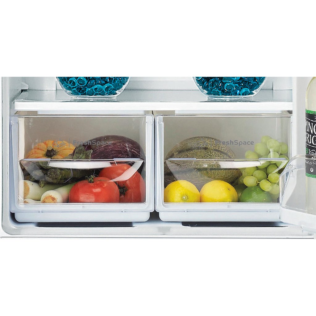 Freestanding fridge freezer