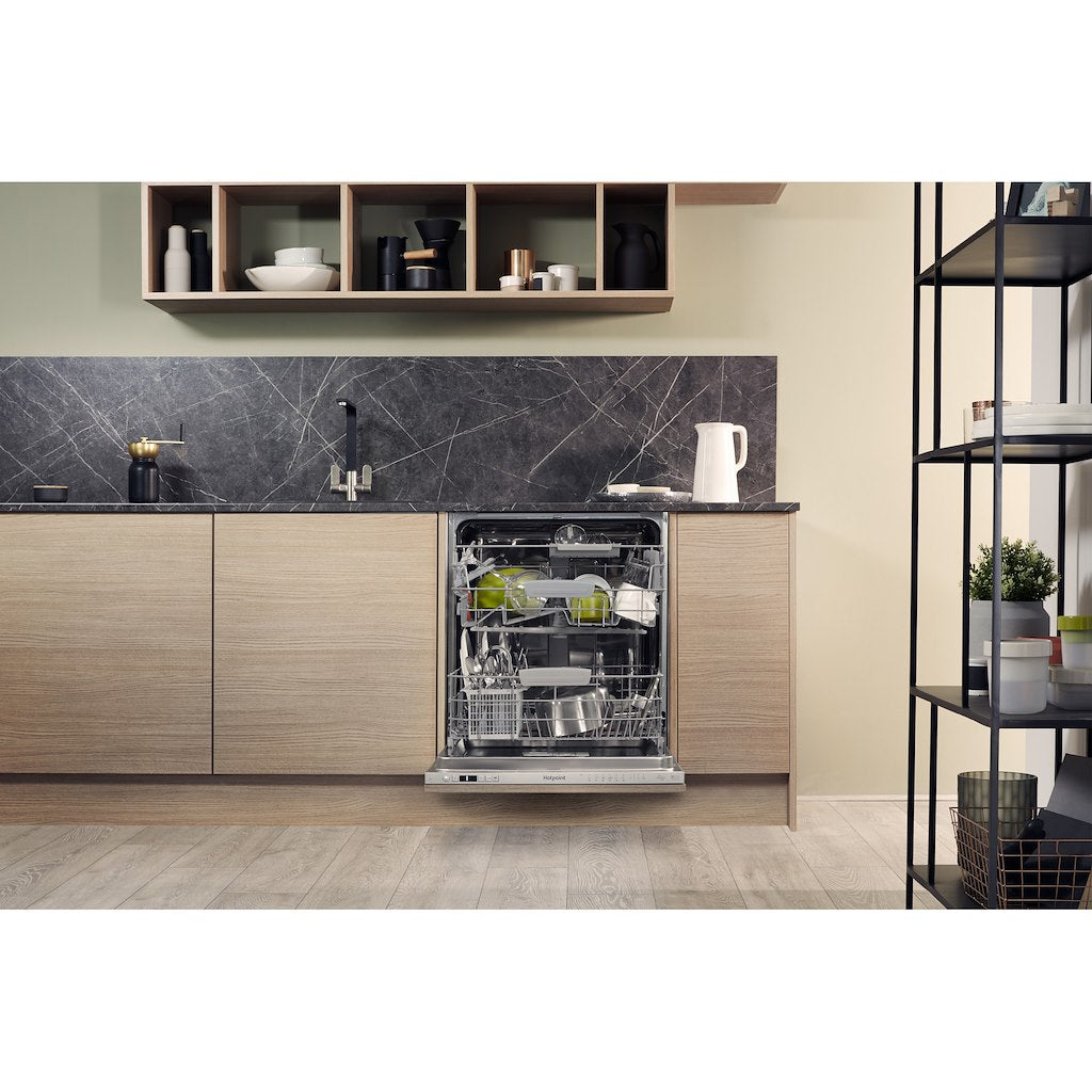 Hotpoint integrated dishwasher: full size, silver