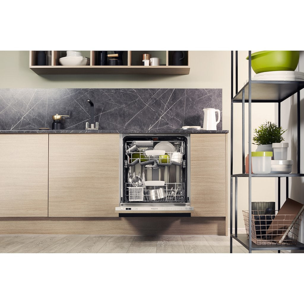 Hotpoint integrated dishwasher: full size, silver