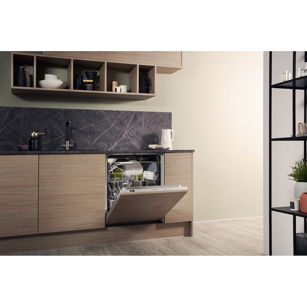 Hotpoint integrated dishwasher: full size, silver