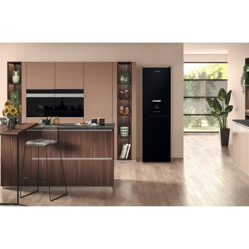Hotpoint freestanding fridge freezer: frost free