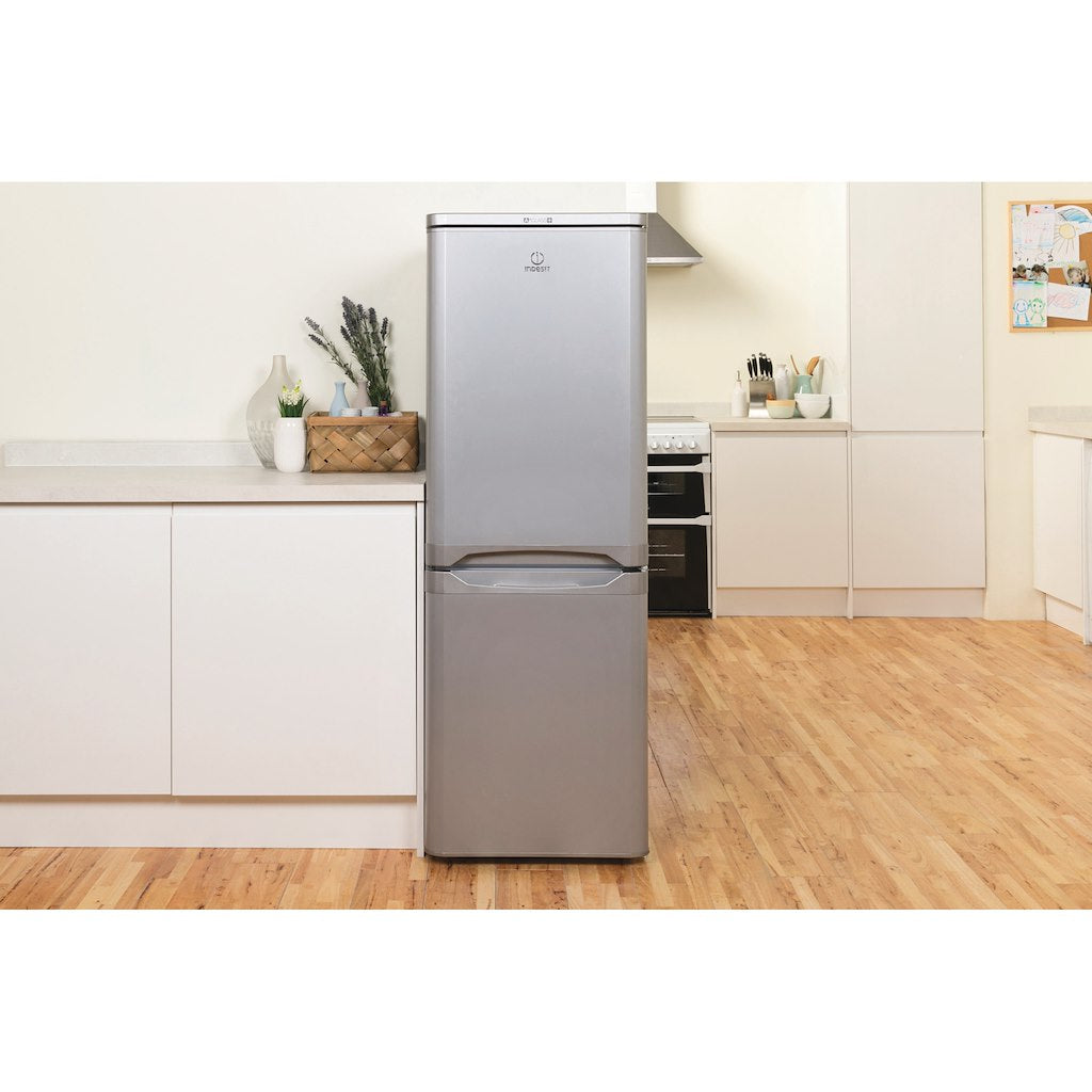 Freestanding fridge freezer