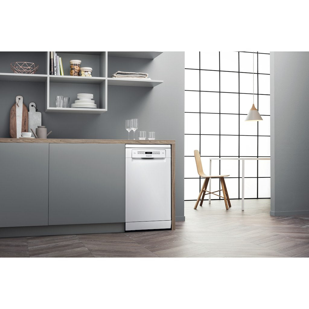 Hotpoint dishwasher: slim, white