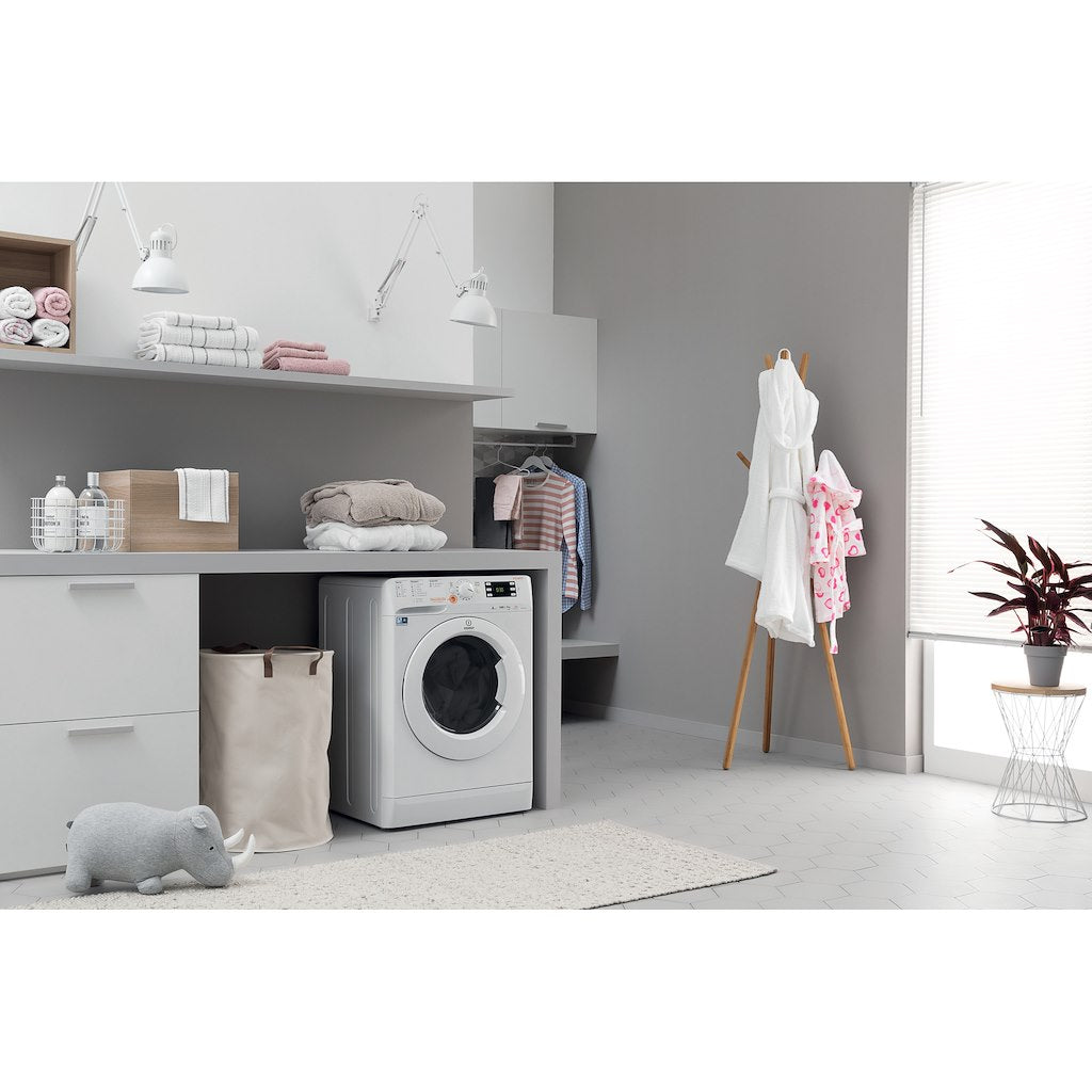 Freestanding washer dryer: 7kg