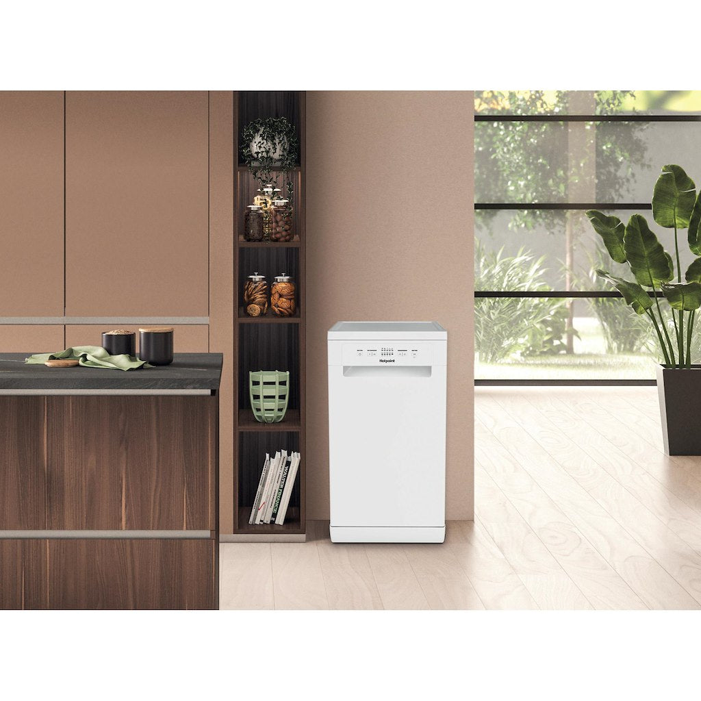 Hotpoint dishwasher: slim, white