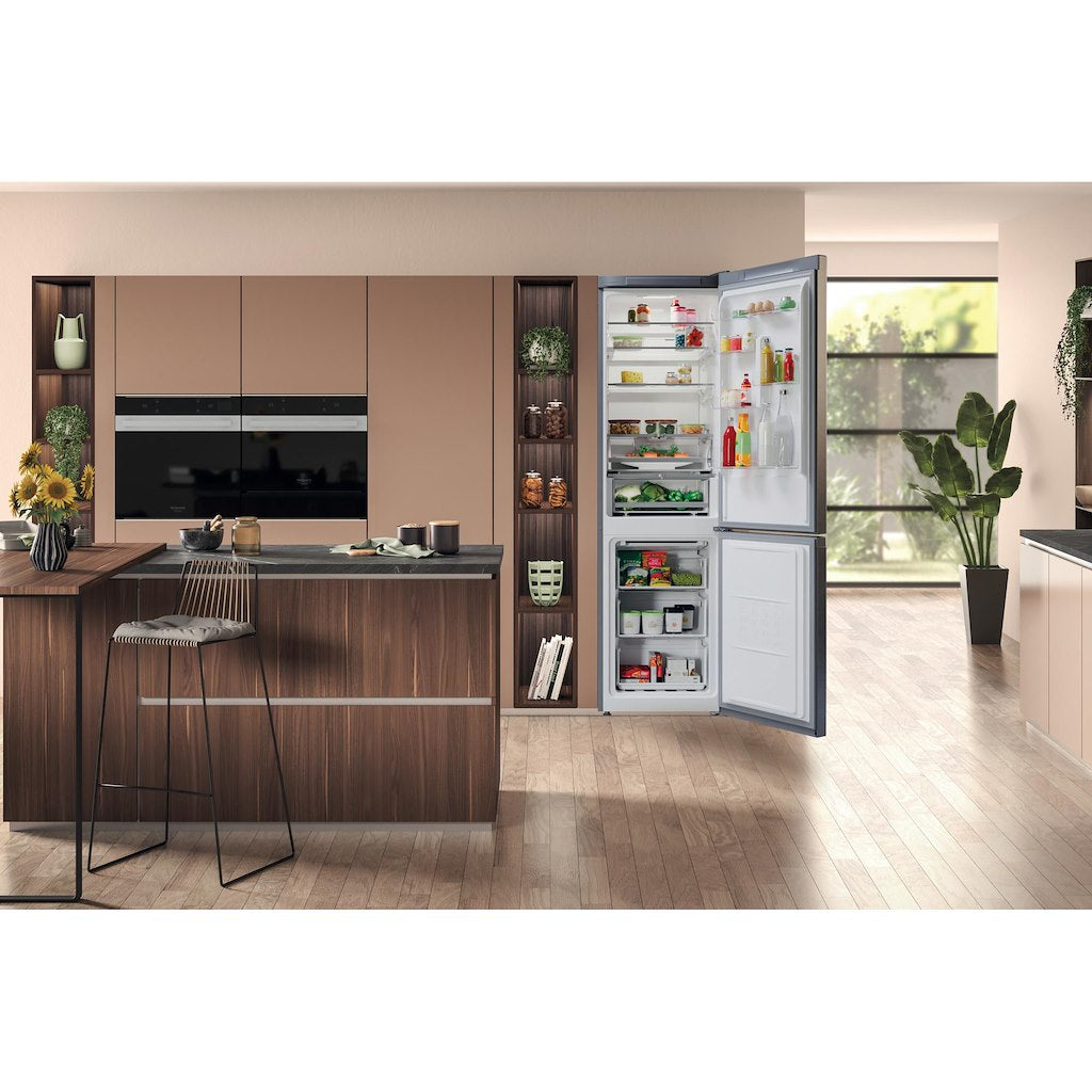 Hotpoint freestanding fridge freezer: frost free