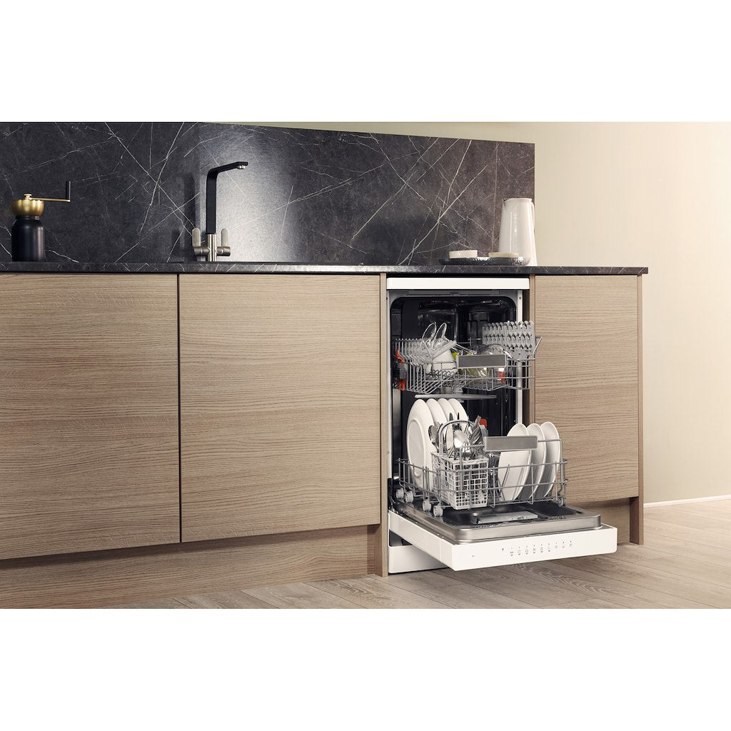 Hotpoint dishwasher: slim, white