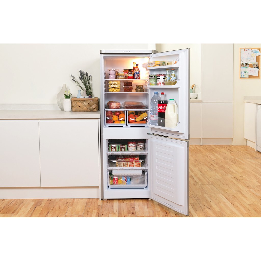 Freestanding fridge freezer