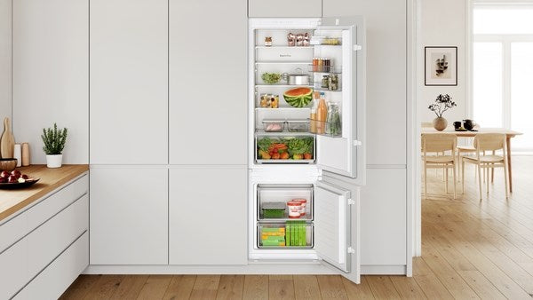 KIV87NSF0G, Built-in fridge-freezer with freezer at bottom