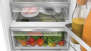 KIN86VSE0G, Built-in fridge-freezer with freezer at bottom