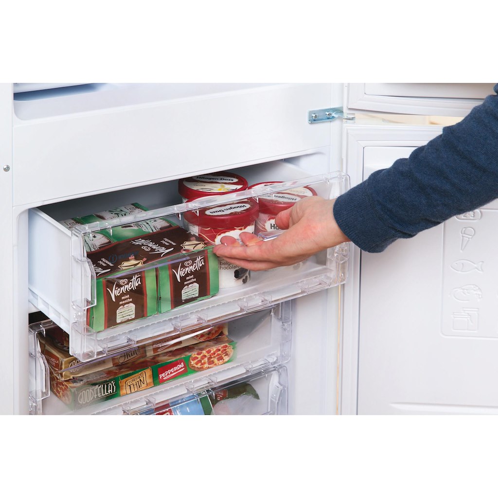 Freestanding fridge freezer
