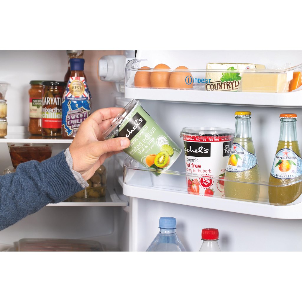 Freestanding fridge freezer