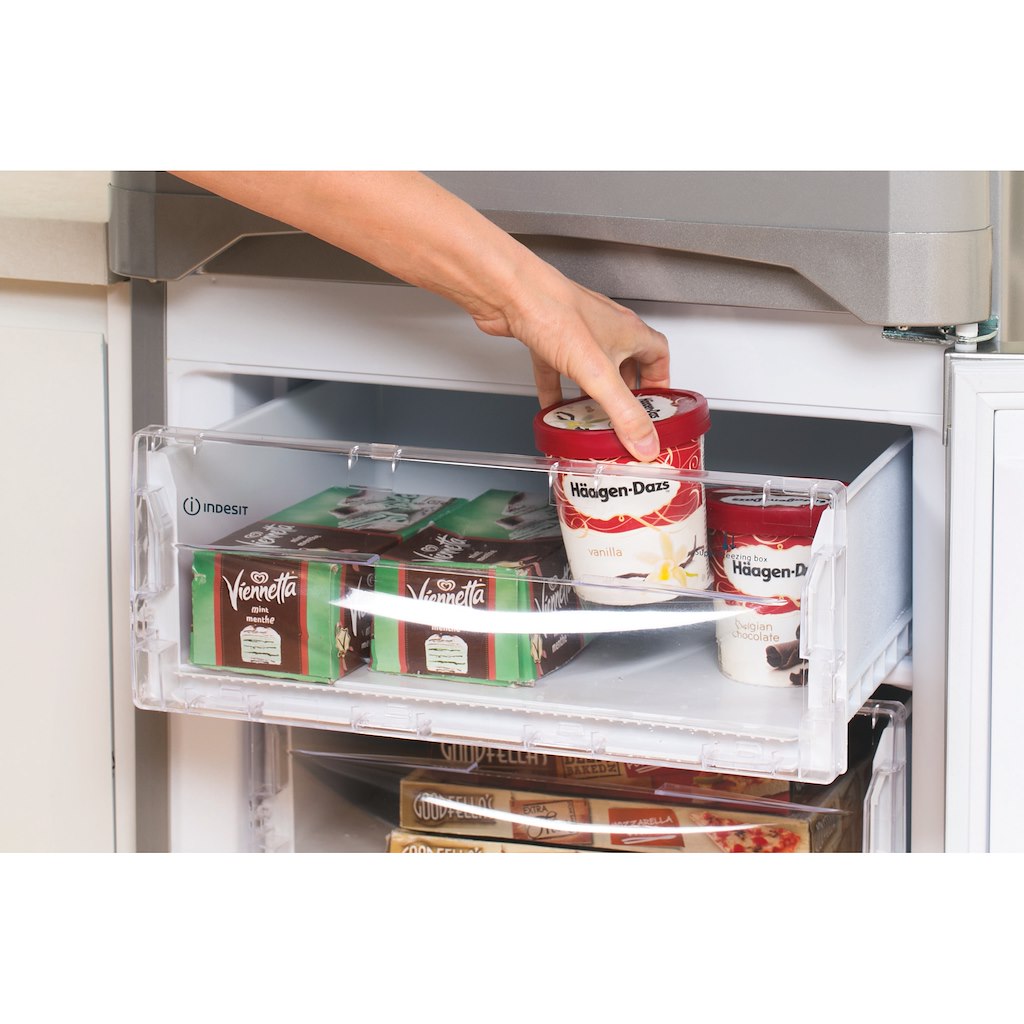 Freestanding fridge freezer