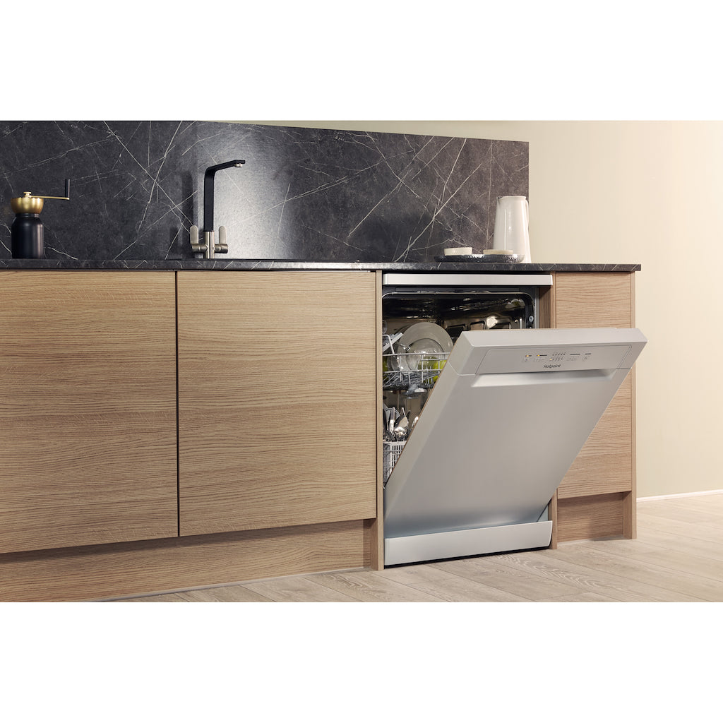 Hotpoint dishwasher: full size, silver