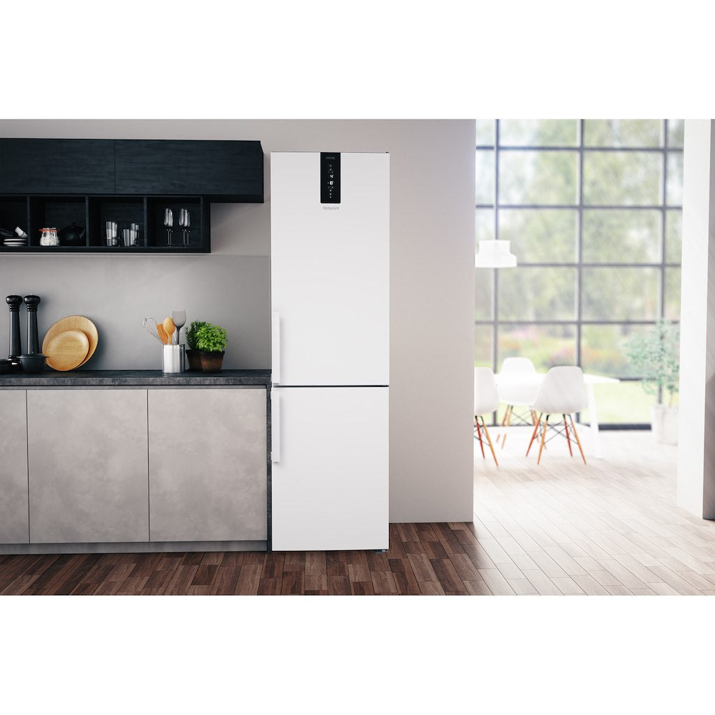 Hotpoint freestanding fridge freezer: frost free