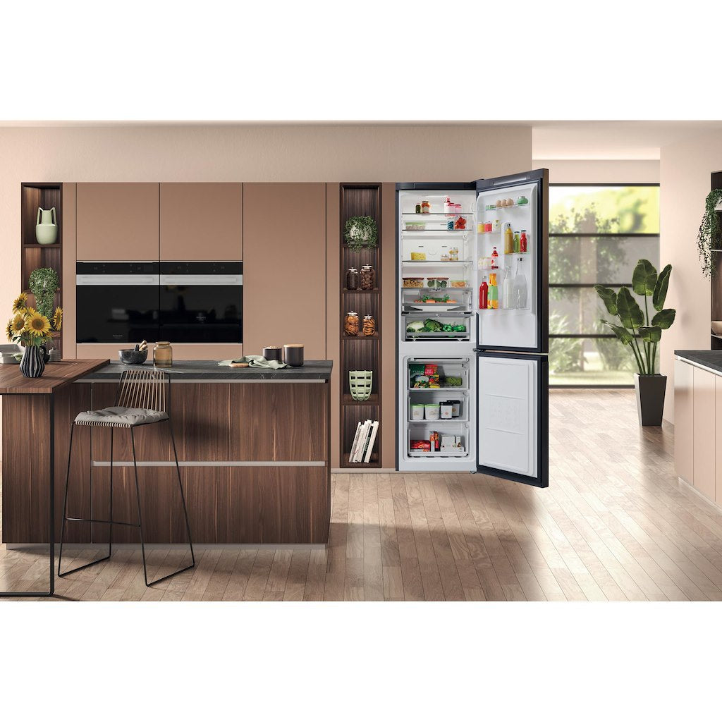 Hotpoint freestanding fridge freezer: frost free