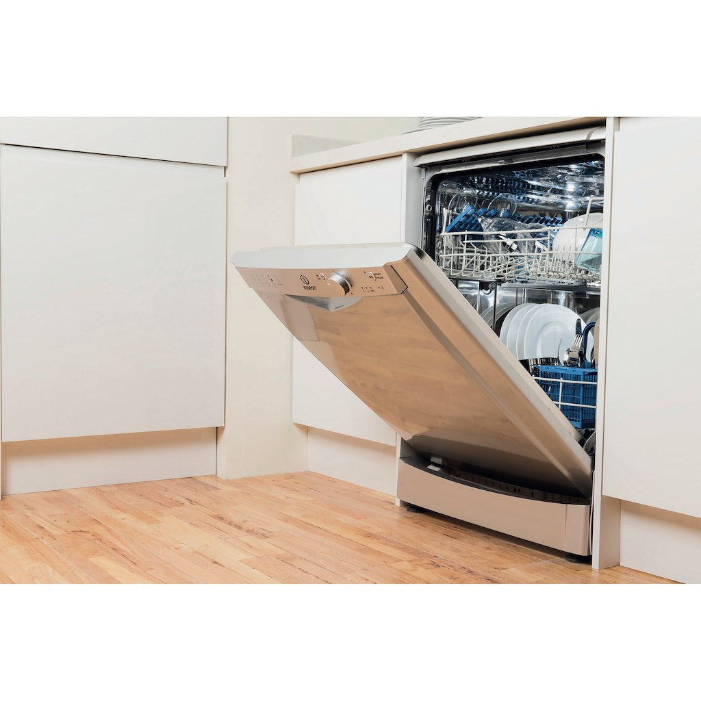 Dishwasher: full size, silver colour