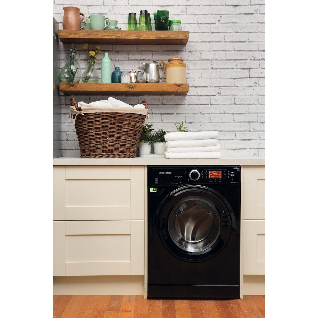 Hotpoint freestanding front loading washing machine: 9kg