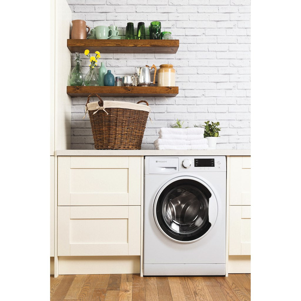 Hotpoint freestanding front loading washing machine: 9kg