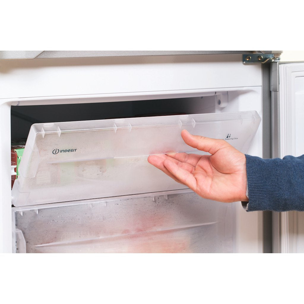 Freestanding fridge freezer