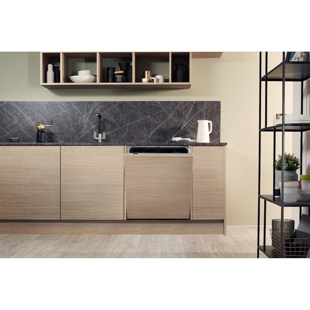 Hotpoint integrated dishwasher: full size, silver
