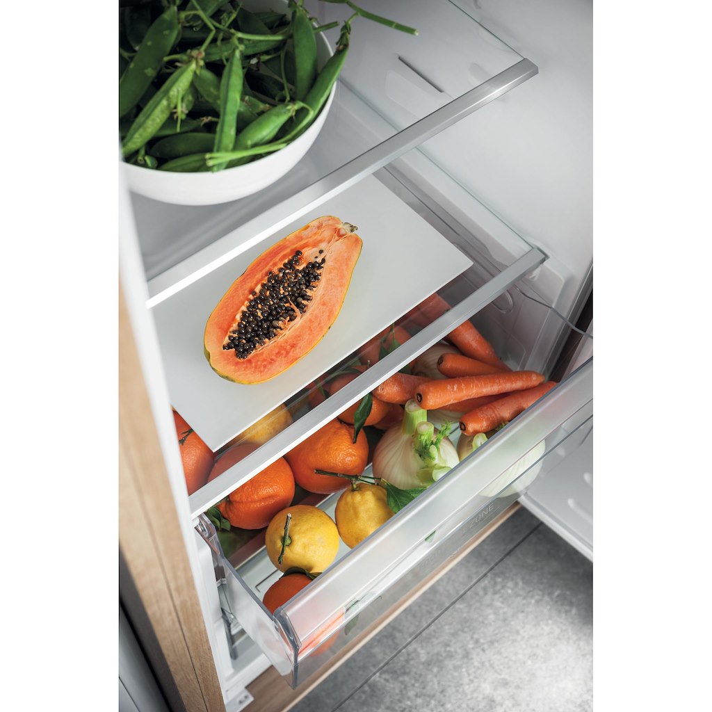 Hotpoint integrated fridge: white