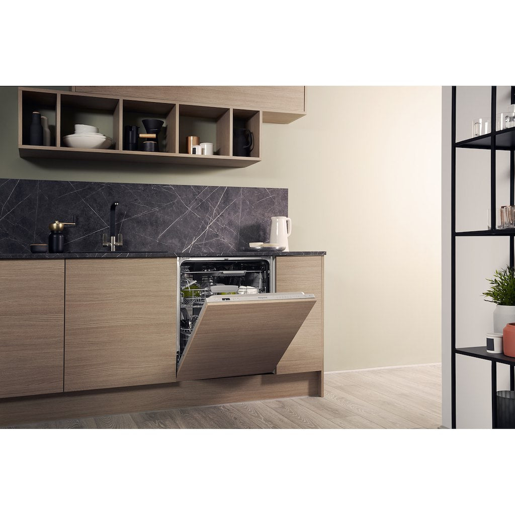 Hotpoint integrated dishwasher: full size, silver